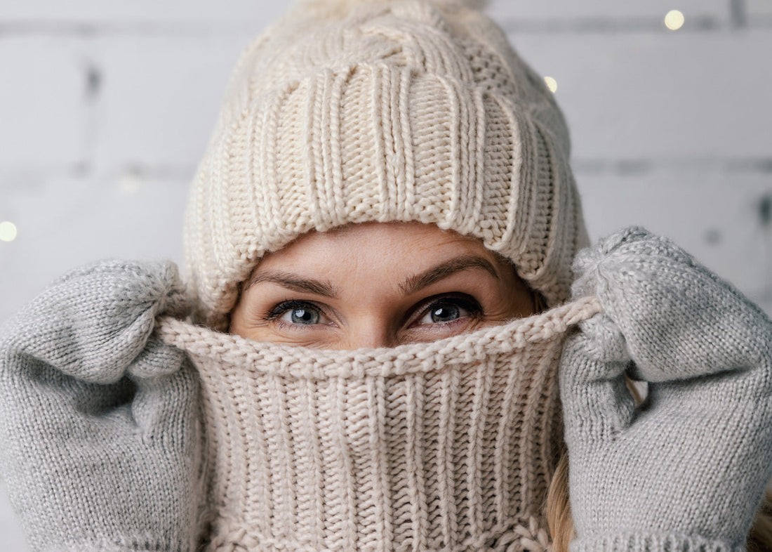 Trotz Winter & Mütze: Das Geheimnis frizzfreier Looks