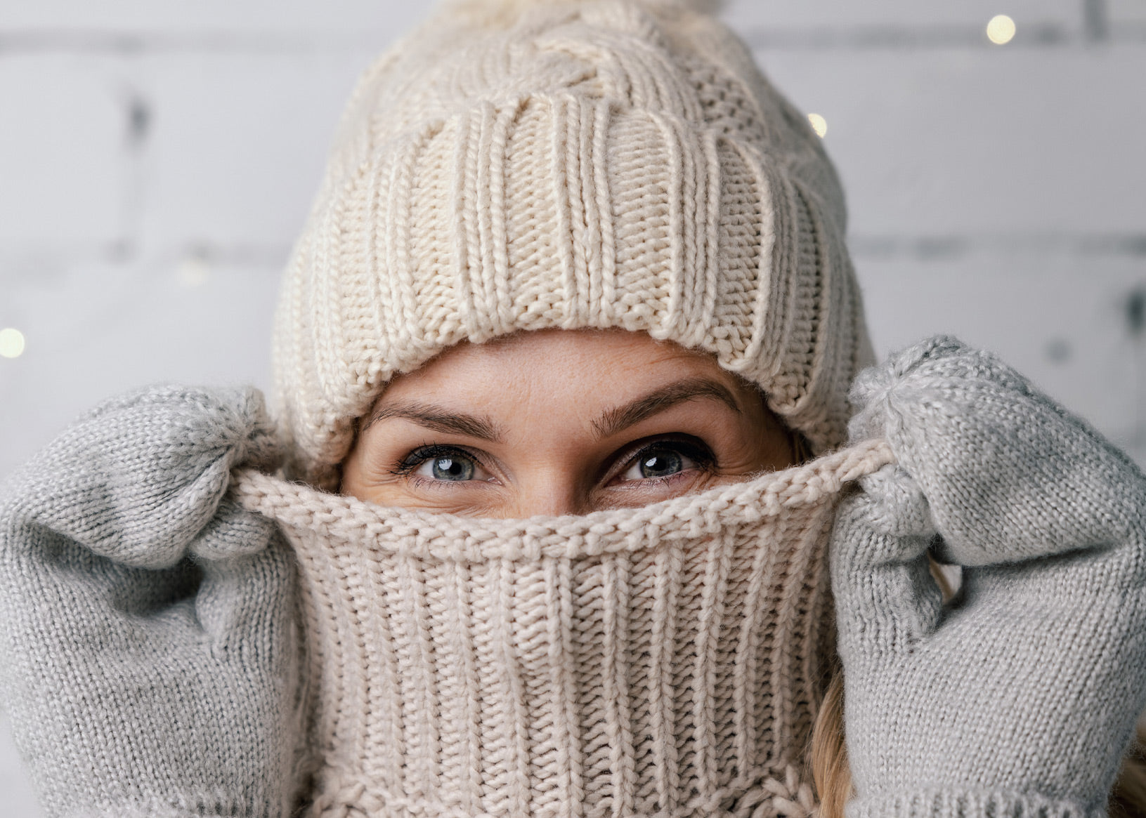 Trotz Winter & Mütze: Das Geheimnis frizzfreier Looks