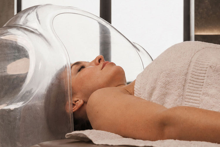 Entspannendes SHAZAY HeadSpa Ritual mit Kundin unter der Diamond Dhara Treatment-Haube