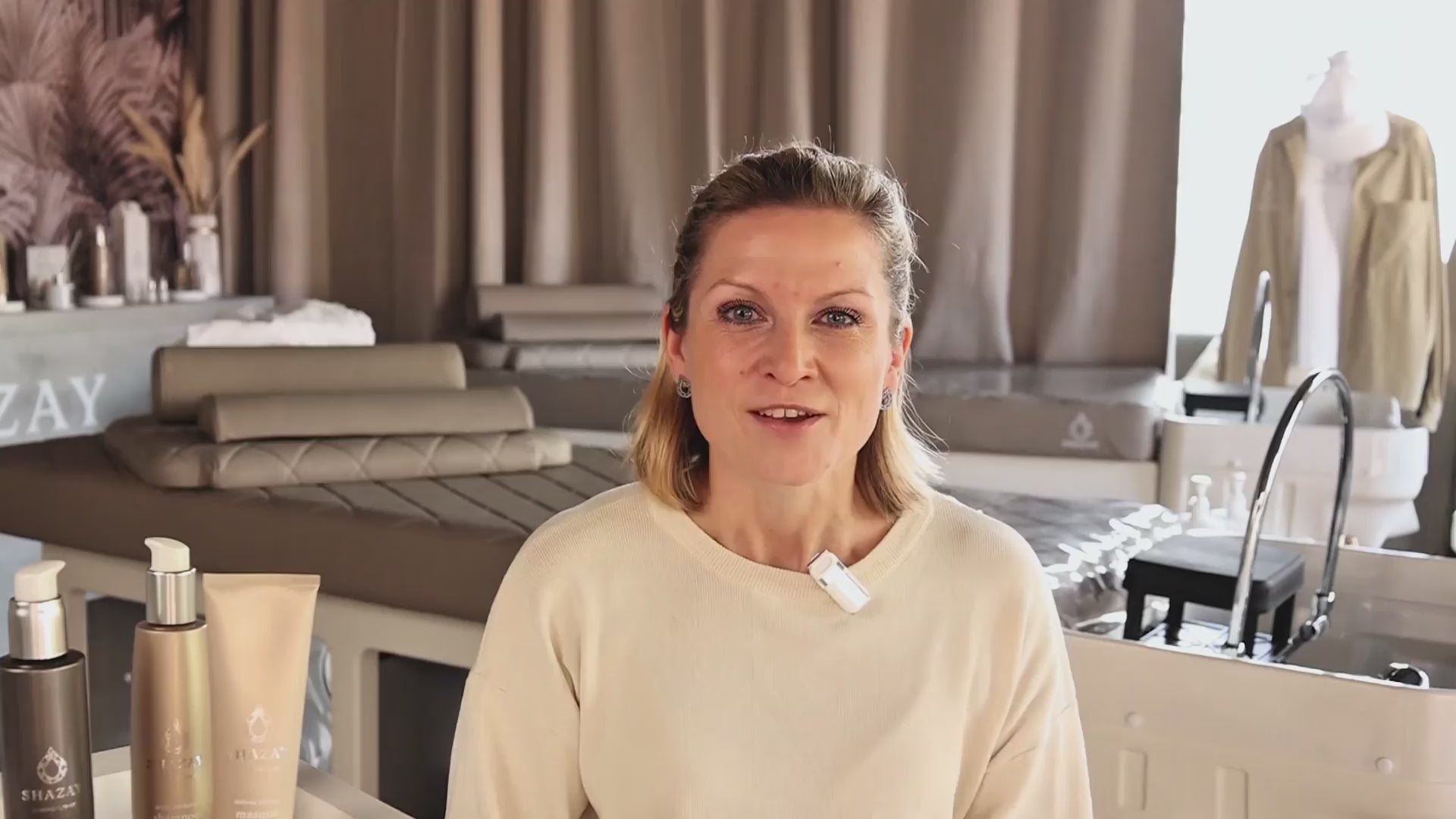 Load video: SHAZAY Gründerin Sabine Babiel erklärt das professionelle HeadSpa Gesamtkonzept für Studios, Spas und Hotels