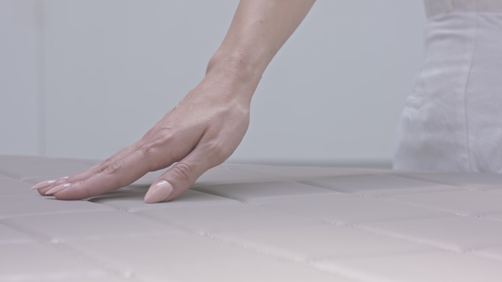 Load video: Professionelles SHAZAY HeadSpa Konzept mit Liege, Ritual, Produkten, Schulung und persönlichem Support