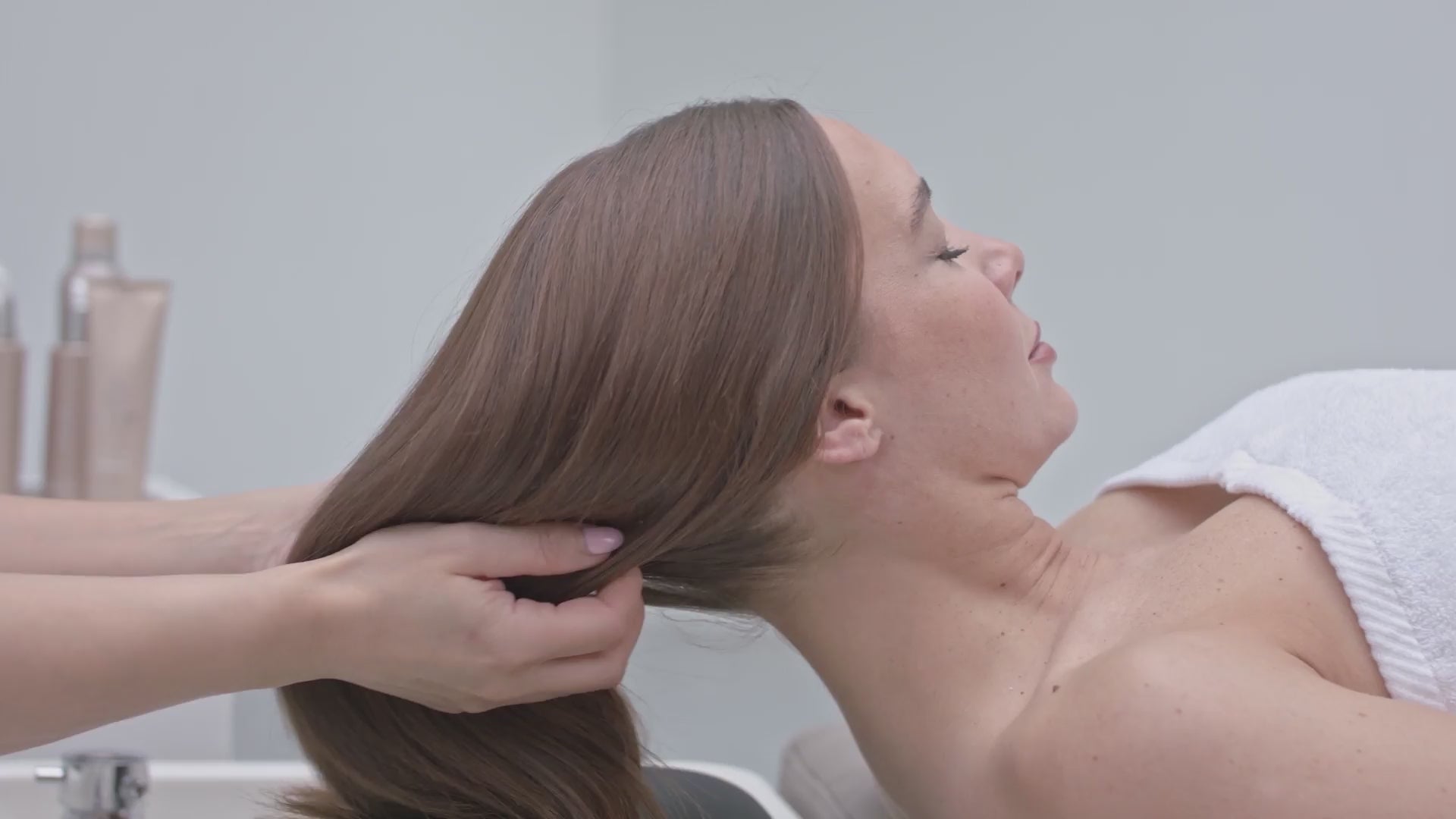 Load video: Professionelles SHAZAY HeadSpa Konzept mit Liege, Ritual, Produkten, Schulung und persönlichem Support